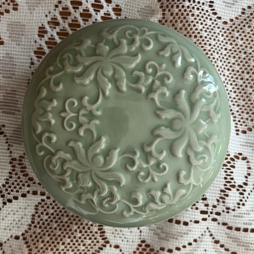 Elegant Chinese Celadon Decorative Covered Dish